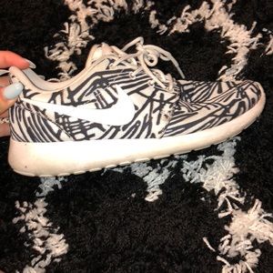 NIKE printed roshe runs